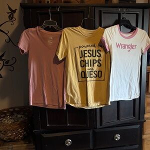 Tee shirt bundle light pink is xs,Jesus chips and queso is sm and wrangler /
md